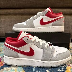 Size 4.5Y/6W - Air Jordan 1 Low SE GS “Light Smoke Grey Gym Red”